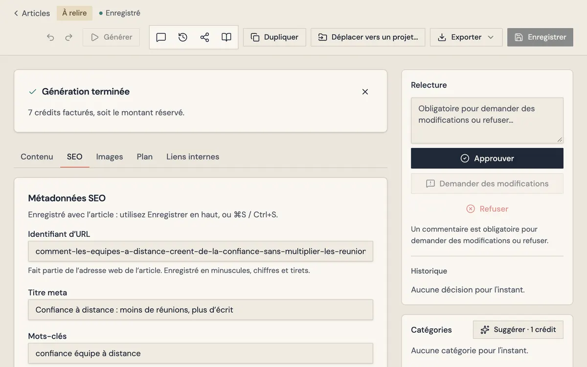 Un article PrismDraft après une génération, onglet SEO ouvert : identifiant d’URL, titre meta et mots-clés, et le panneau de relecture avec le bouton Approuver.